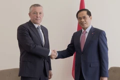 Deputy Prime Minister and Minister of Foreign Affairs Bui Thanh Son (R) shakes hands with Ambassador Heraldo Munoz, Special Envoy of the Chilean President for Ocean affairs, and former Minister of Foreign Affairs of Chile. (Photo: VNA)