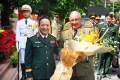 General Trinh Van Quyet (L), Chairman of the General Department of Politics of the Vietnam People’s Army welcomes Minister of the Revolutionary Armed Forces of Cuba Corps General Álvaro López Miera in Hanoi on September 3. (Photo: qdnd.vn)
