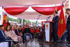 Minister of Foreign Affairs Le Hoai Trung (second, right) speaks at the wreath-laying ceremony held on June 24 at the Ho Chi Minh Monument in the capital city of Caracas (Photo: VNA)