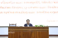 Assoc. Prof. Dr. Daosavan Kheuamixay, Deputy Secretary of the Party Committee and Vice President of the Lao National Academy of Politics and Administration, introduces content of the complete works of Ho Chi Minh at the conference (Photo: VNA)