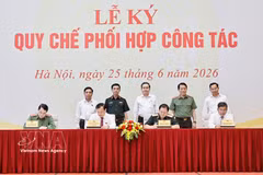 National Assembly NA Chairman Tran Thanh Man (centre) and other officials witness the signing of coordination regulations between the NA’s Committee for National Defence, Security and Foreign Affairs and the Ministry of National Defence, the Ministry of Public Security, and the Ministry of Foreign Affairs in Hanoi on June 25, 2026. (Photo: VNA)