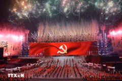 The spectacular, large-scale fireworks display is like a majestic symphony celebrating the success of the 14th National Congress of the Communist Party of Vietnam (Photo: VNA)