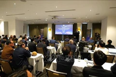 Minister of Industry and Trade Nguyen Hong Dien speaks at the forum of Vietnamese entrepreneurs in Australia, in Melbourne on November 19. (Photo: VNA)