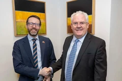 UK Ambassador to Vietnam Iain Frew (left) and Professor Gerry McCormac, Vice-Chancellor of the Stirling University.(Photo: the British Embassy in Vietnam)