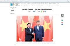 A Xinhua News Agency article reports on the meeting between Chinese President Xi Jinping and Vietnamese Prime Minister Pham Minh Chinh on August 31. (Photo: VNA)