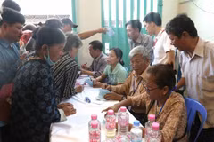 People receive general health check-ups, basic tests, medical consultations, free medicine during the August 9 programme co-hosted by the Vietnamese Embassy in Cambodia and members of the Vietnam–Cambodia Business Association. (Photo: VNA)