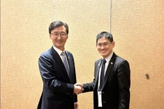 Lee Tae-woo, ambassador for international cyber affairs (L) and Chua Kuan Seah, deputy chief executive for development at Singapore's Cyber Security Agency (Photo: Yonhap)