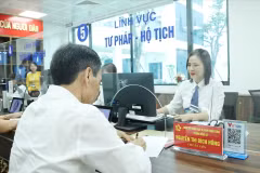 Processing administrative procedures at the public service centre of Dong Da commune in Hanoi (Photo: VNA)