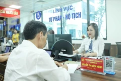 Processing administrative procedures at the public service centre of Dong Da commune in Hanoi (Photo: VNA)