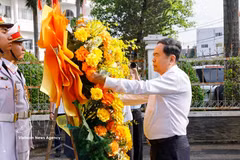 National Assembly Chairman Tran Thanh Man lays flowers in commemoration of President Ho Chi Minh, heroes and martyrs at the memorial site of the Nam Ky Uprising in Hoc Mon commune, Ho Chi Minh City, on May 4. (Photo: VNA)