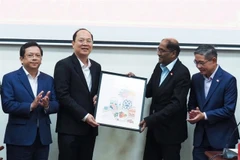 Ca Mau province Deputy Secretary Nguyen Ho Hai receives a gift from the Singaporean ambassador Jaya Ratnam at a meeting held on February 17 to enhance exports and cooperation. (Photo: tuoitre.vn)