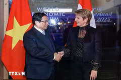 Prime Minister Pham Minh Chinh (L) holds talks with and Swiss President Karin Keller-Sutter in Davos on January 21, 2025 (Photo: VNA)