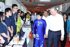 Party General Secretary To Lam meets with teachers and students of Hanoi - Amsterdam High School for the Gifted on May 14. (Photo: VNA)