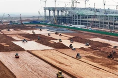 Workers give up their Tet holiday to work at Long Thanh International Airport's construction site. (Photo: VNA)