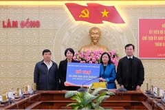 President of the Vietnam Fatherland Front (VFF) Central Committee Bui Thi Minh Hoai (second, right) hands over 20 billion VND to Lam Dong province to overcome damage caused by natural disasters. (Photo: VNA)