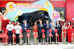 Delegates cut the ribbon to inaugurate the GO! Hung Yen shopping centre. (Photo: VNA)