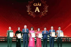 Party General Secretary To Lam (third from left) and Tran Cam Tu (third from right), Politburo member, permanent member of the Party Central Committee's Secretariat and Chairman of the Party Central Committee's Inspection Commission, present Prize A to winners. (Photo: VNA)