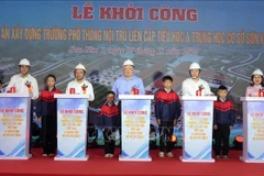 Permanent Deputy PM Nguyen Hoa Binh and officials at the groundbreaking of the Son Kim 1 Primary and Junior Secondary Boarding School in Ha Tinh province on November 9, 2025. (Photo: VNA)