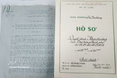 Documents containing the Prime Minister's commendation decisions awarding the “To quoc ghi cong” (The Fatherland acknowledges the merit) certificate to the families of martyrs, including Decision No. 04TtgA awarding the certificate to the family of martyr Huynh Van Quen (Photo: VNA)