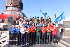 Delegates at the Lung Cu Flag Tower, a symbol of Vietnam's northernmost point. (Photo: VNA)