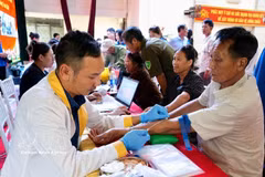 Medical workers collect DNA samples from relatives of fallen soldiers in Yen Lac commune, Phu Tho province. (Photo: VNA)