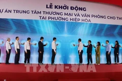 Delegates at the ceremony to kick off the construction of an office leasing and commercial centre in Hiep Hoa ward, Bien Hoa city, Dong Nai province. (Photo: VNA)