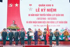 Party General Secretary To Lam (fourth, right) presents the “Hero of the People’s Armed Forces” title to the Military Region 9 armed forces in recognition of its significant contributions to the revolutionary cause of the Party, State, and people. (Photo: VNA)