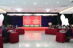 At the meeting between the Dien Bien Party Committee’s Commission for Information, Education and Mass Mobilisation and the propaganda information and training commissions of the Party committees of the Lao provinces of Phongsaly, Oudomxay and Luang Prabang, held in Vietnam's northwestern mountainous province on December 17. (Photo: dienbientv.vn)