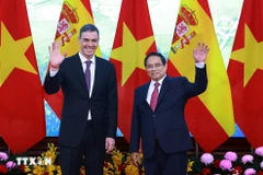 Prime Minister Pham Minh Chinh (R) and his Spanish counterpart Pedro Sánchez. (Photo: VNA)