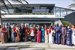 NA Chairman Tran Thanh Man and his spouse with members of the Vietnamese community in Senegal. (Photo: VNA)