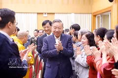 General Secretary of the Communist Party of Vietnam Central Committee To Lam (C) attends the meeting with Hanoi voters (Photo: VNA)