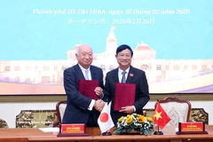Vo Van Minh (right), Chairman of the Ho Chi Minh City People’s Council, and Yanai Shungaku (left), Chairman of the Yamaguchi Prefectural Assembly, sign a memorandum of understanding on friendly exchanges and cooperation. (Photo: VNA)