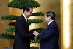 PM Pham Minh Chinh (R) and Chinese Ambassador to Vietnam He Wei (Photo: VNA)