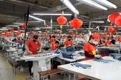 Workers make garment products for export in the northern province of Bac Ninh. (Photo: VNA)