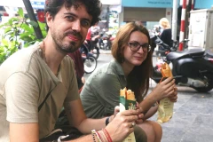 Foreign visitors enjoy "banh mi" in Hanoi (Photo: VNA)