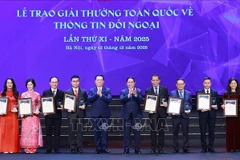 Prime Minister Pham Minh Chinh (fifth, right) presents the first prizes to the authors and groups of authors. (Photo: VNA)
