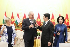 Vietnamese President Luong Cuong, his Hungarian counterpart Sulyok Tamas, and their spouses toast at the State banquet in Hanoi on May 28. (Photo: VNA)
