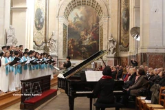 Que Huong (Homeland) Choir performs at the 28th International Choir Festival of Paris at Saint Roch Cathedral. (Photo: VNA)