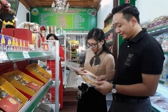 Customers buy products at a shop introducing OCOP items in Hanoi. (Photo: kinhtedothi.vn)