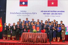 The signing ceremony of the MoU on cooperation in the areas of labour and revolution contributors between the Vietnamese Ministry of Home Affairs and Lao Ministry of Labour and Social Welfare. (Photo: VNA)