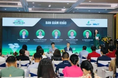 The organisers present members of the judging panel of the UAV Cup PV GAS 2025. (Photo: VNA)