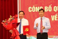 Nguyen Van Ut (left) receives the decision by the Party Central Committee’s Secretariat to assign him to join the Party Committee of Dong Nai province and its Standing Board, and hold the position of Deputy Secretary of the Dong Nai Party Committee for the 2025-2030 tenure. (Photo: VNA)