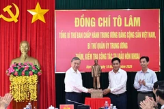 Party General Secretary To Lam (L) presents a statue of President Ho Chi Minh to Dat Mui commune (Photo: VNA)