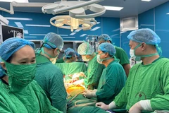 Doctors perform a lung transplant on a patient. (Photo: VietnamPlus)