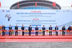 Prime Minister Pham Minh Chinh (C) and delegates cut a ribbon to innaugurate the Vietnam National Space Centre (VNSC) at Hoa Lac Hi-Tech Park in Hanoi on March 13 (Photo: VNA)