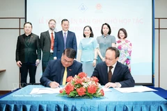 Representatives of Central Retail Vietnam and Lotte Plaza Market sign a distribution cooperation agreement at the networking event in Ho Chi Minh City on March 13. (Photo: VNA)