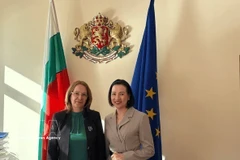 Vietnamese Ambassador to Bulgaria Nguyen Thi Minh Nguyet (R) and Mayor of Kazanlak city Galina Stoyanova (Photo: VNA)
