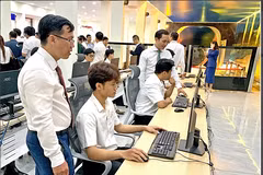 Students of Ho Chi Minh City University of Transport study in the high-speed railway control and operation simulation room. (Photo: tuoitre.vn)