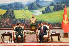Vietnamese Minister of National Defence General Phan Van Giang (L) meets with Party General Secretary and President of Laos Thongloun Sisoulith in Vientiane on October 14, 2025. (Photo: VNA)