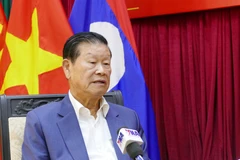 Former Politburo member and former Deputy Prime Minister of Laos Somsavath Lengsavad speaks to the Vietnam News Agency's resident correspondents in Vientiane. (Photo: VNA)
